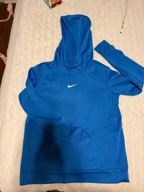 Nike Therma-FIT pullover hoodie in a shiny bright blue women’s size M
